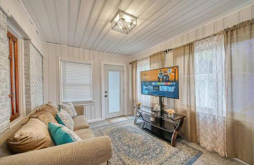 Beautiful Modern home with all year use HOT TUB, Pool table, Game room, & Propane fire pit!! - Foto 51