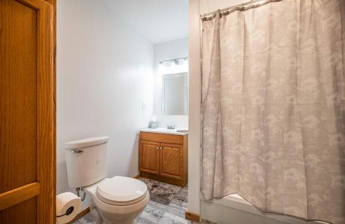 Shady Point Retreat with Hot Tub and Pickleball! - Foto 21