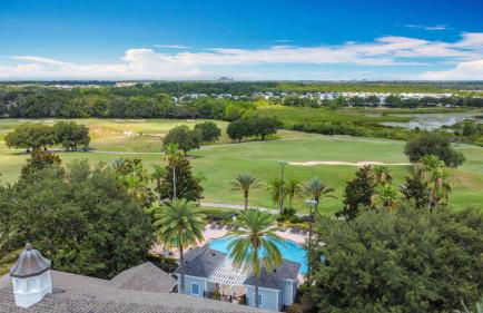 3-BR Condo with Dreamy Balcony Views, Walk to Pool - Foto 56