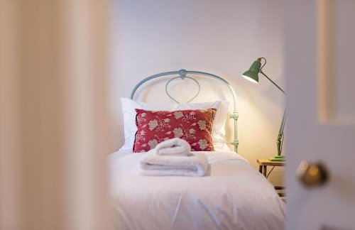 West Cottage by Bloom Stays - Photo 26