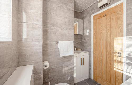 Luxury 2 Bed Room Lake View Apt Bowness Parking - Photo 16