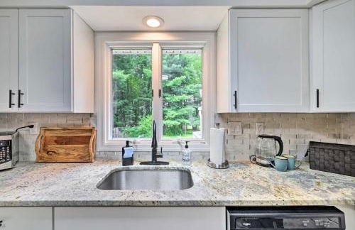 Pocono Home with Hot Tub, Fireplace and Game Room! - Foto 9