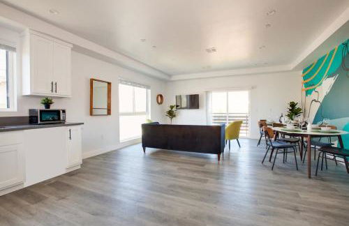 Luxury Townhome with Gated Parking and Private Balcony - Photo 8