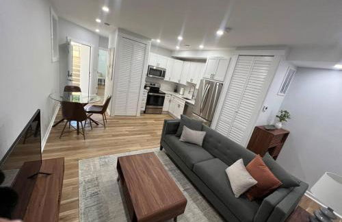 2BR Columbia Heights APT Walk 2 Metro & Shops - Foto 1