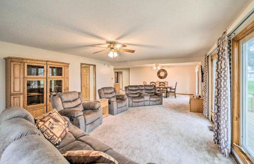 Kayaks and Boat Dock Waterfront Home in Grove - Foto 4