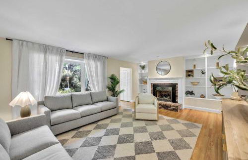 1 Story Family Home Half Mile to Beach with Patio , Grill, Office with Twin Beds, Peaceful Wooded Setting, Spacious Driveway, Garden Views, Walk to Shore, Perfect Cape Cod Getaway for Families - Foto 8