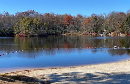 WOW!! Ultimate Pocono Retreat, Hot Tub, Game Room, Deck, Lakes, Skiing, Pools - Foto 47