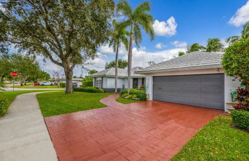 Tropical Villa Retreat with Private Pool & Peaceful Backyard - Stylish Escape in a Tranquil Residential Area - Foto 7