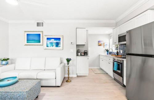 100 Steps to beach access - 5 minute walk to the Village - Private Porch - Foto 8