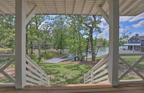 Luxe Lakefront Getaway with Porch and Water View! - Foto 34