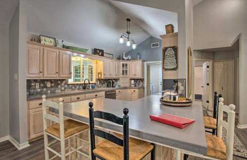 Holly Lake Retreat w/ 2 Community Pools & Yard - Foto 8