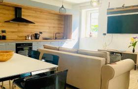 Modern Apartment with Fireplace & Stylish Kitchen - Photo 1