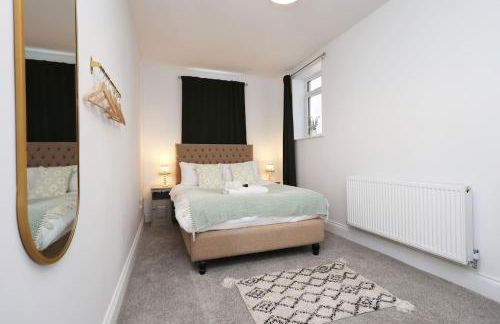 Modern 3 Bed - M4 ACCESS - Wi-Fi - Photo 21