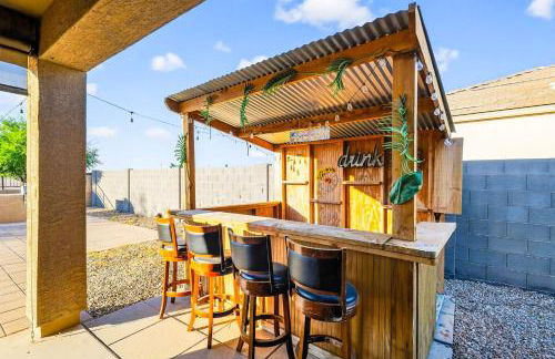 Tropical Desert Oasis Phoenix 5BR 3Bath with Outdoor Tiki Bar & BBQ - Photo 32