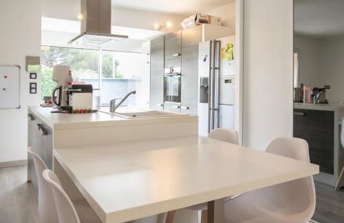 Plain pied climatisé piscine idéalement situé - Foto 13