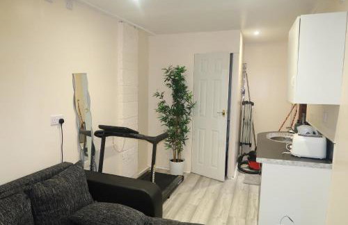 Cozy 3 Bedroom Home with Garden & Free Parking - Milton Keynes - Foto 16