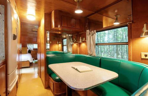 Gorgeous Fully Restored Caravan Nestled in the Trees Along Silver Lake for a Unique Vacation in Woodridge, New York - Foto 5