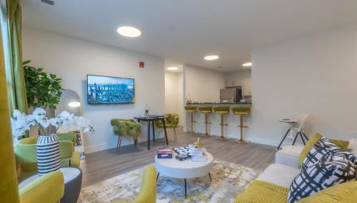 Opulence in Olive 4 bedrooms, 4 baths with 10 beds, Park 2 cars FREE - Foto 1