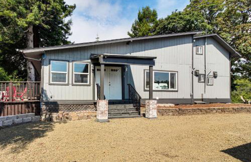 2 Mi to Downtown Coos Bay: Home w/ Deck, Fire Pits - Photo 3