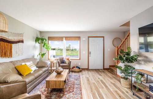 Boho Cleveland Bungalow - Sun-Drenched 2BR with Deck - Foto 8