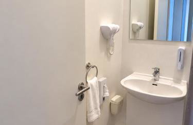 Aparthotel Emilia 24h Check-in, Free Parking and WiFi - Photo 16