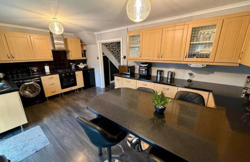 Stylish 3-Bed Family Pet-Friendly Home with Garden - Foto 17