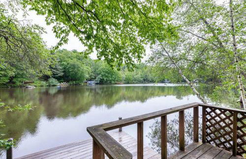 Lakefront with Lots of Light and Private Dock Access - Foto 20