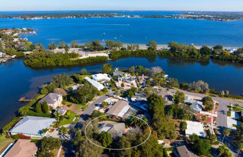 Nautical Escape! Private pool home with a tropical backyard oasis! - Foto 39