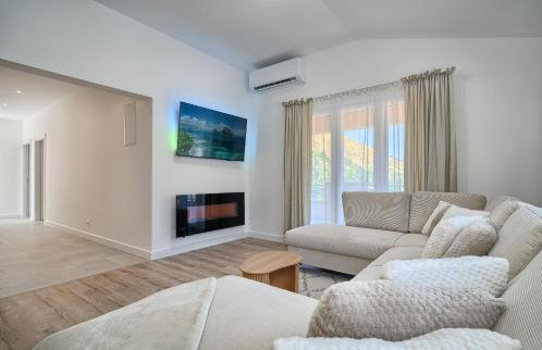 Luxury Mountain View Escape with Private Jacuzzi Split area - Photo 10