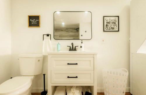 The Minimalist Escape - Modern 1BD in the Heights - Foto 33