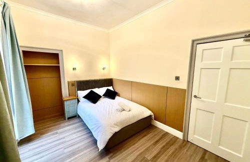 The Handy Hub Luxury Victorian Apartment - Fast WiFi & Central Edinburgh - Photo 8