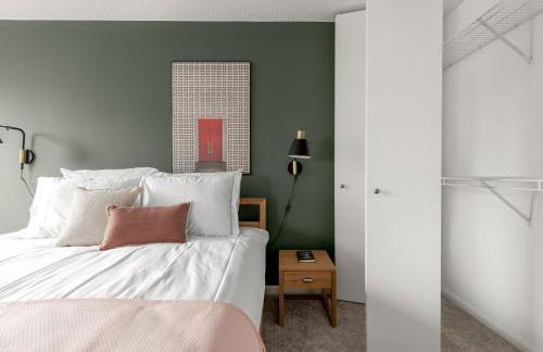 Gold Coast 2BR w Gym Pool nr Oak St Beach CHI-207 - Photo 10