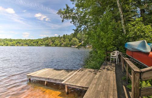 Waterfront New England House on Wickaboag Lake! - Foto 25