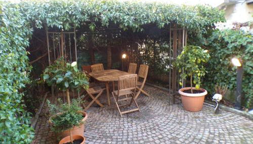 Elegant Traditional Home Steps from the Lake, with Garden and Panoramic Terrace - Photo 5