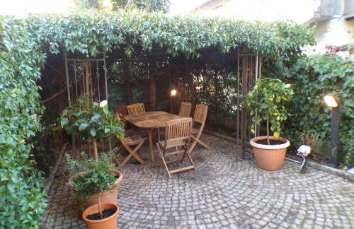 Elegant Traditional Home Steps from the Lake, with Garden and Panoramic Terrace - Photo 5