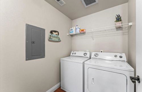 New Trendy 1BR Apartment with Heated Pool Gym & Minigolf - Foto 16