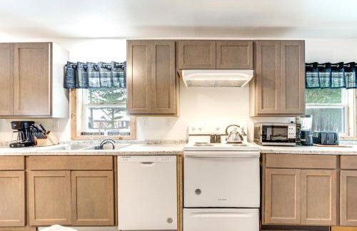 2 Ponds and Trail Access Peaceful Cabin in Calumet! - Foto 10