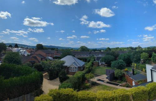 Cheltenham large house with gym, bar & hot tub - Photo 26