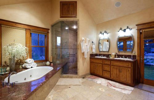 Luxe Artful Mountain Retreat with 4 King Suites, 8 Person Hot Tub and 3 Decks - Foto 16