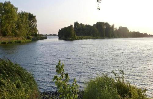 Riverside Retreat with Comfort - Foto 36