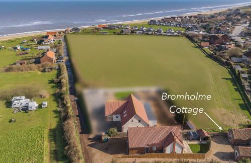 Bromholme Cottage Bacton - Sleeps 10, hot tub, close to beach - Photo 1