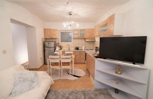 Mary's Downtown Home - a stroll away from Mount Vermio - Photo 24