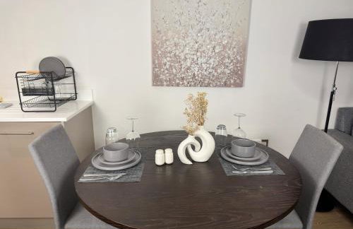 Cozy City Centre Apartment with Free Gym and Free Coffee - Photo 37