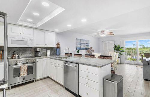 Escape to Beach Oasis! New Management! Updated Beachside Condo with Heated Pool! - Foto 10