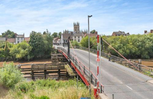 Riverside Georgian House with Hot Tub, Sauna & Parking - Foto 27
