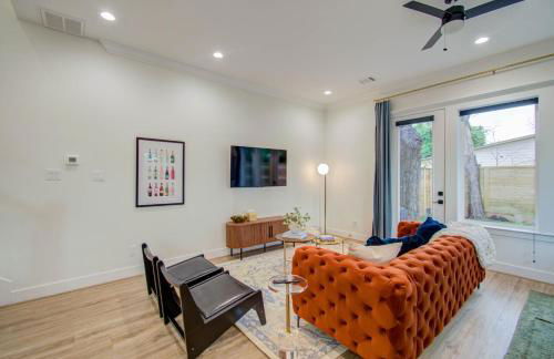 Houston Entertainment Haven - Photo 17