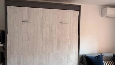 APPARTEMENT ET SA JOLIE TERRASSE Le Lavandou Saint Clair, a deux pas de la plage de St Clair, au calme, Studio tout équipé, clim, Wifi Fibre, TV connectée, lave linge, lave vaisselle, place de parking et plus, serviettes et draps fournis - Foto 4