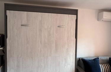 APPARTEMENT ET SA JOLIE TERRASSE Le Lavandou Saint Clair, a deux pas de la plage de St Clair, au calme, Studio tout équipé, clim, Wifi Fibre, TV connectée, lave linge, lave vaisselle, place de parking et plus, serviettes et draps fournis - Foto 4