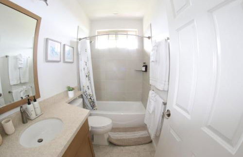 New 4 Bedroom Home with Ocean and Gorgeous Mountain Views in the gated community of Mauna Olu - Foto 56