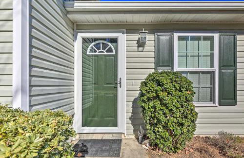 Beaufort Pad with Patio 3 Blocks to Waterfront! - Foto 33